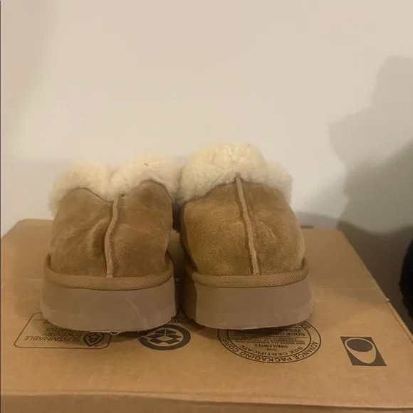 UGG Tan and Cream Shearling Slippers for kids - Picture 5 of 12
